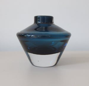 Niet of onleesbaar gesigneerd - Twee dikwandige rookblauwe glazen discus en schoorsteen vaas kopen? Bied vanaf 1!