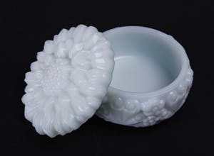 Curt Schlevogt - Art deco 'Ingrid' dekseldoosje met een reliëf decor 'Zonnenbloem' kopen? Bied vanaf 19!