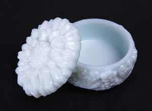 Curt Schlevogt - Art deco 'Ingrid' dekseldoosje met een reliëf decor 'Zonnenbloem' verkocht voor € 19!