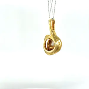 Ausgefallener Anhänger in 14 Karat (585) Gelbgold mit Perle & Brillanten kopen? Bied vanaf 299!