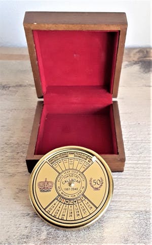 Curiosa - Fraaie 50-jarige kalender: Een vroege, eenvoudige zakkalender met bewaardoosje kopen? Bied vanaf 1!