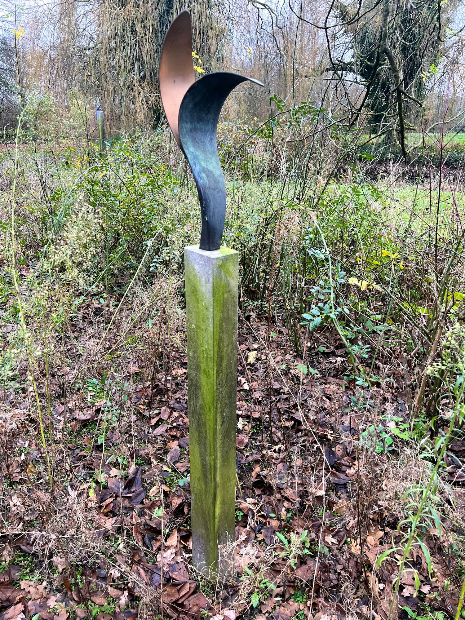 John Spek - mooi abstract bronzen beeld op een hoge dunnen sokkel van steen kopen? Bied vanaf 200!