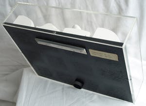 Franz Schupp - Gips op paneel in Perspexbox , “Communicatie” - 1985 kopen? Bied vanaf 250!