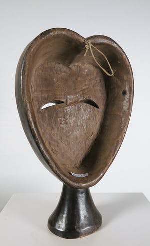 Kwele - Houten handmasker met hartvormig gezicht en wit pigment kopen? Bied vanaf 1!