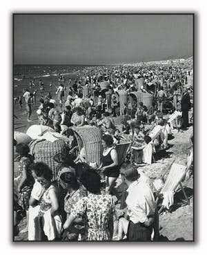 Kees Scherer - 'Drukte op het strand van Zandvoort' 1949 kopen? Bied vanaf 150!