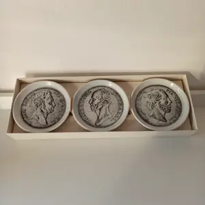 N.V. Porselein- en Tegelfabriek Mosa - Onderzetters, keramiek, van Willem 1, 2 en 3. Nieuwstaat kopen? Bied vanaf 1!