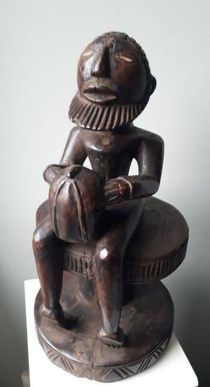 Dogon - Houten beeld van man op kruk met watervat kopen? Bied vanaf 30!