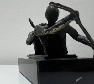 Corry Ammerlaan - Bronzen sculptuur | Aan het roeien kopen? Bied vanaf 20!