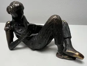 Astrid Veldhuyzen-Koppen - Bronzen sculptuur | Lezende vrouw kopen? Bied vanaf 60!