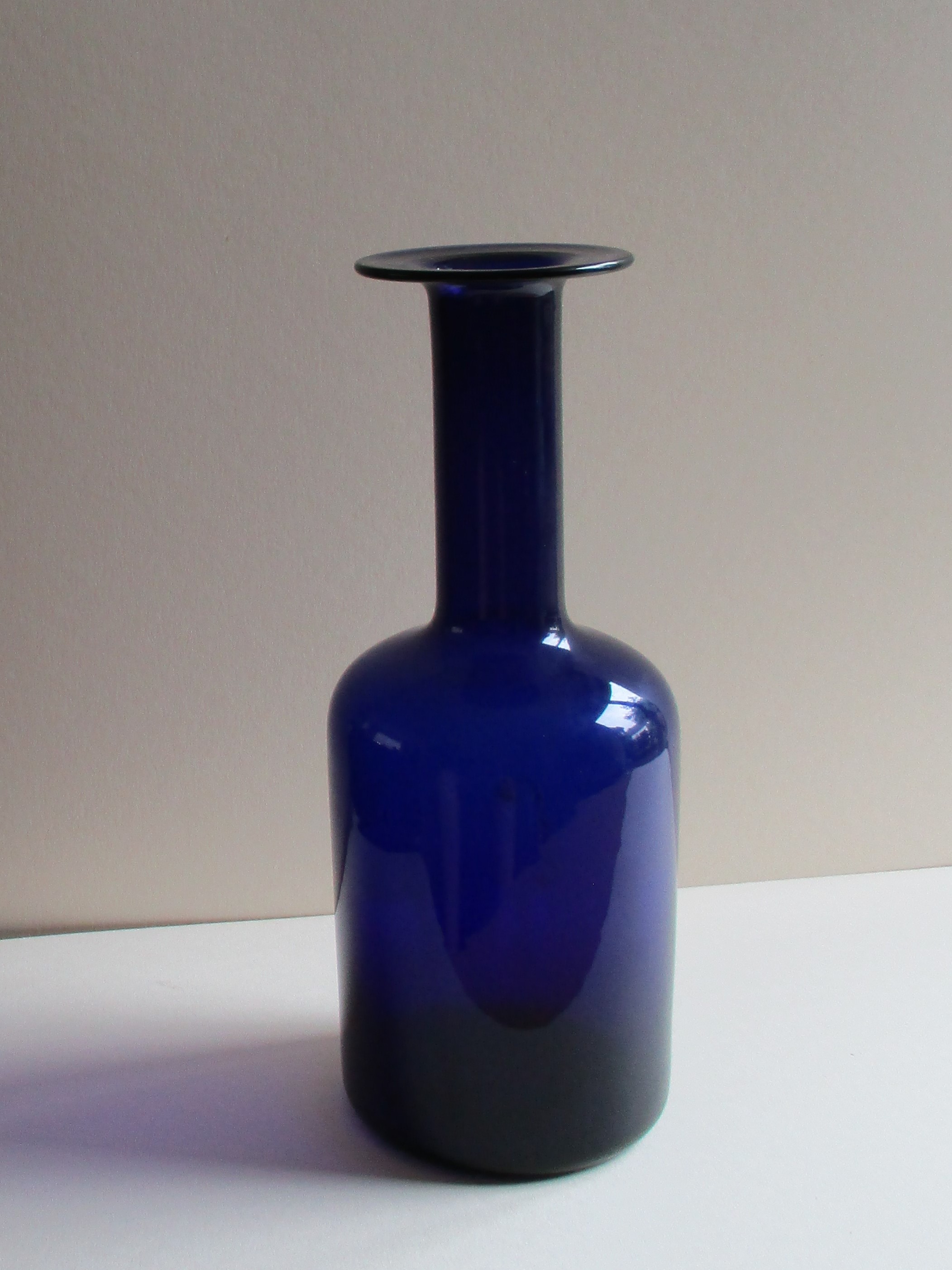 Niet of onleesbaar gesigneerd - Gulvase verkocht voor € 1!