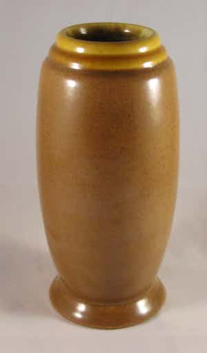 Niet of onleesbaar gesigneerd - Modernistische platelen vaas verkocht voor € 1!