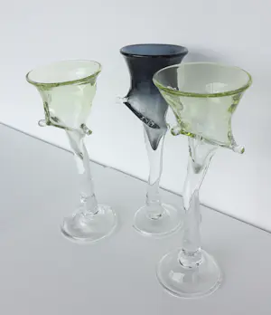 Yvon Trossèl - Drie speels gevormde glazen in groen/geel en donkerblauw kopen? Bied vanaf 150!