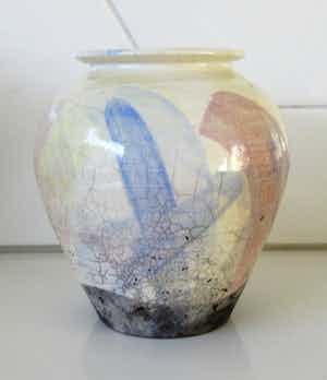 Niet of onleesbaar gesigneerd - Raku Studio keramisch vaasje gesigneerd Carolien... verkocht voor € 1!