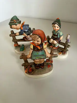 Porzellanfabrik W. Goebel - DRIE OP EEN HEK< prachtige oude hummels nrs. 111,112 en 201 - TMK4 kopen? Bied vanaf 98!