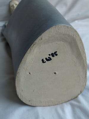 Els van Westerloo - Keramiek , ‘ Man komt uit de kast ‘ – 1985 – unicum – hoogte 43 cm. kopen? Bied vanaf 1!