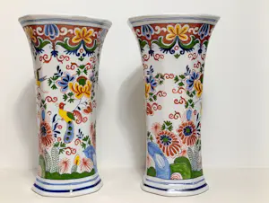 Royal Boch - Een paar Boch "Cornet" vazen. Periode bekend als "De schilderskamer". kopen? Bied vanaf 118!