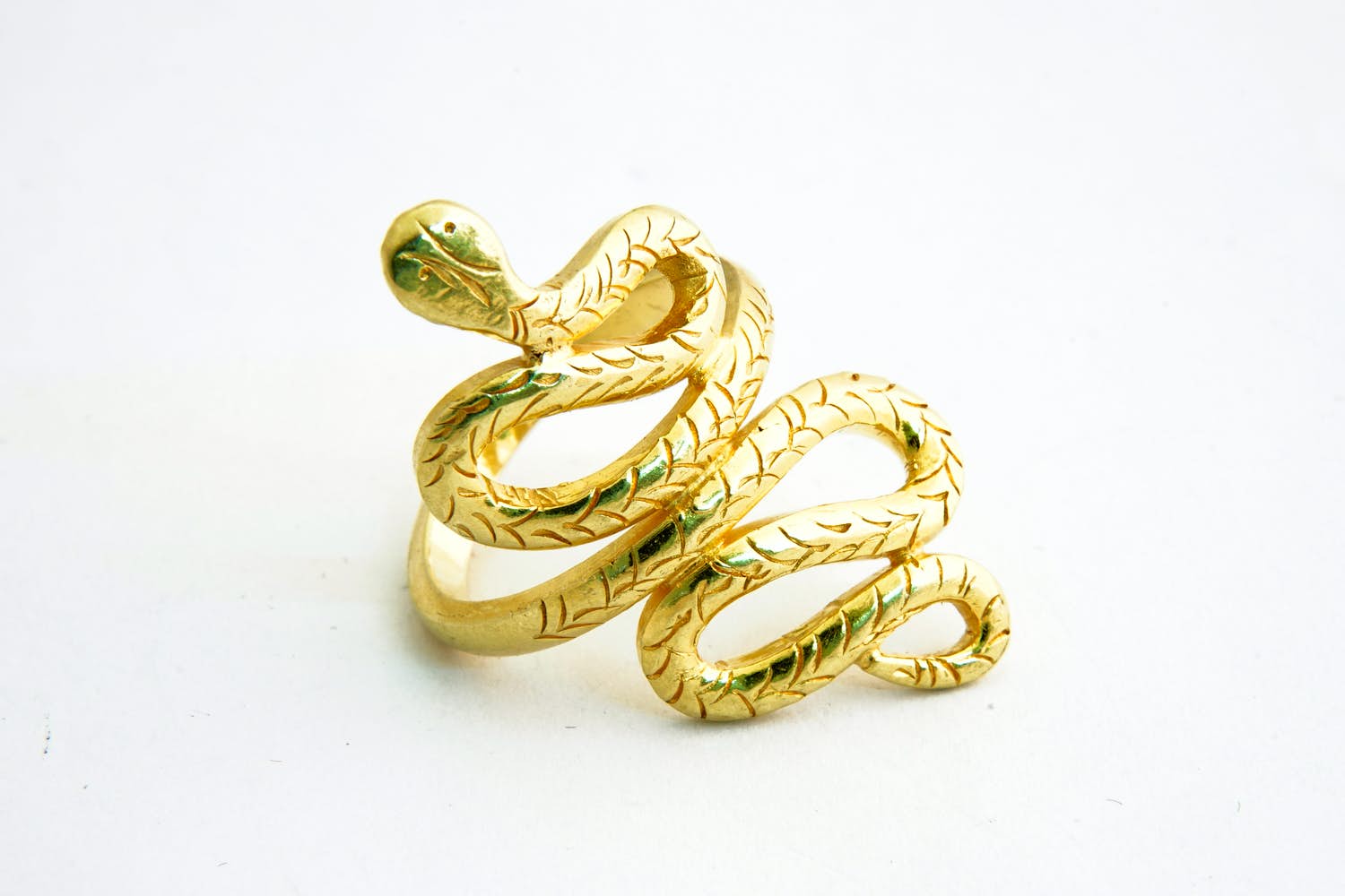 189- Vrij forse & mooi bewerkte 20 krt geel gouden "kronkelende slang" ring kopen? Bied vanaf 710!