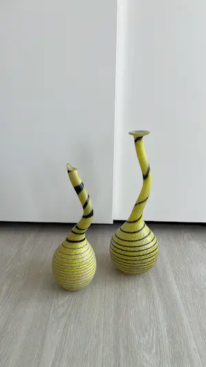 Kosta Boda - 2 geel zwarte vazen kopen? Bied vanaf 195!