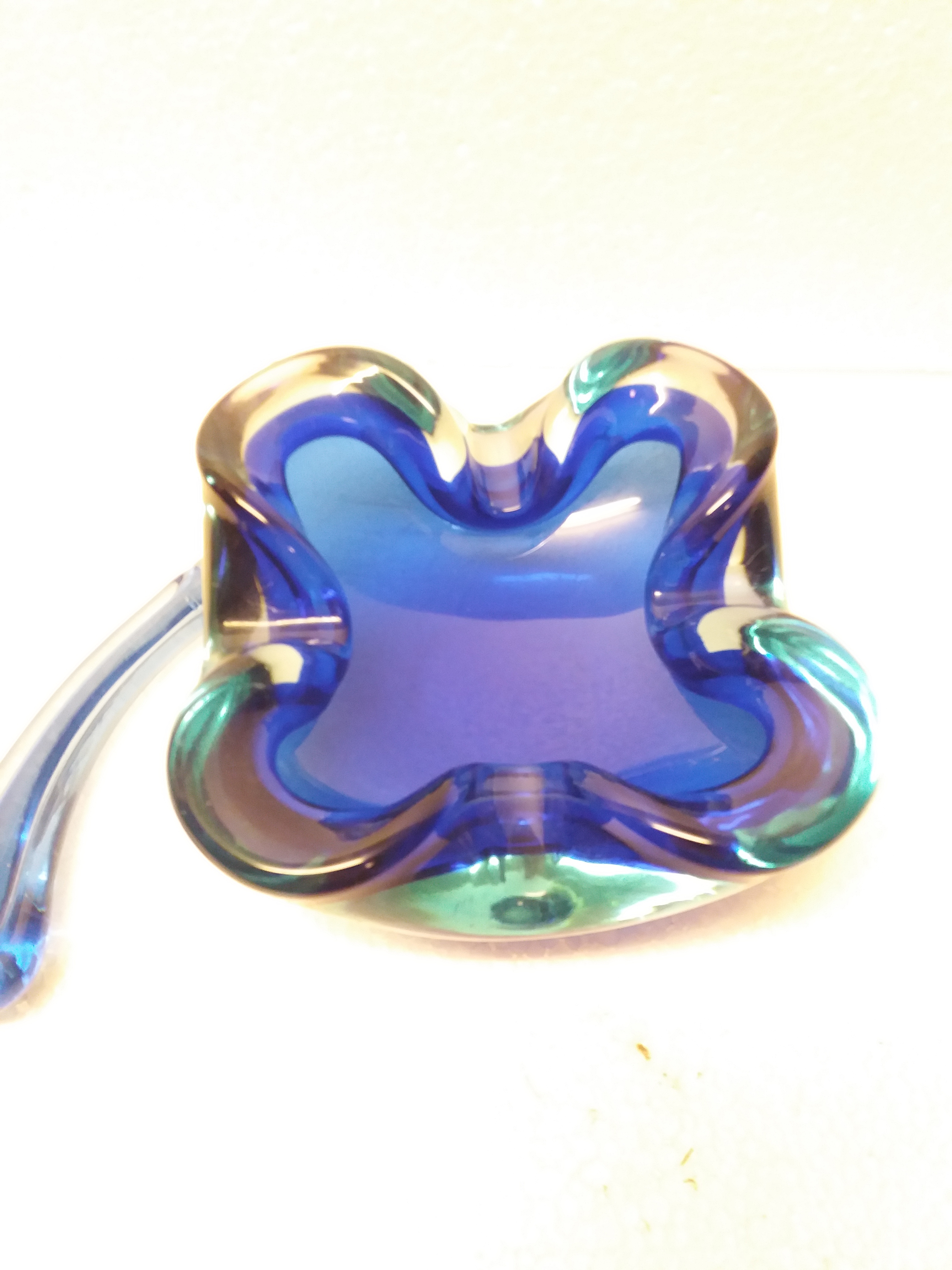 Niet of onleesbaar gesigneerd - Mooie glazen asbak met stamper kobalt blauw uit jaren '60 kopen? Bied vanaf 1!