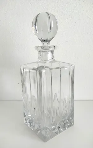 Niet of onleesbaar gesigneerd - schitterende karaf, bewerkt kristal, gemerkt kopen? Bied vanaf 1!