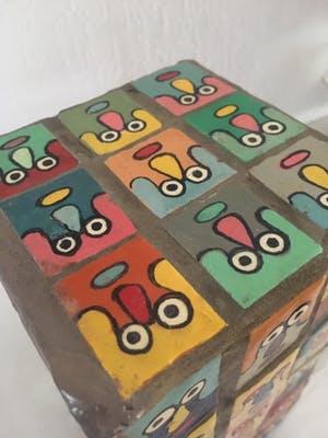 Arie J. Bouter - Blok beton met gekke gezichtjes kopen? Bied vanaf 40!