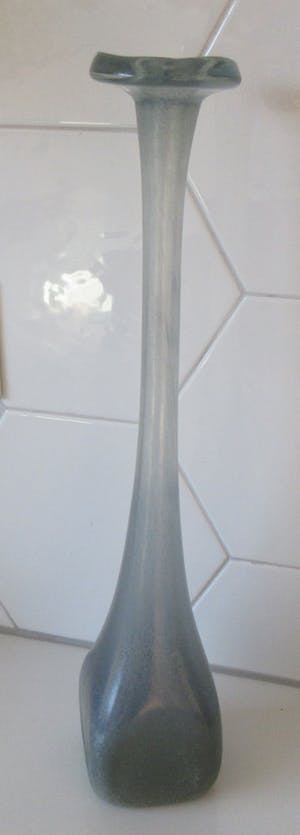 Niet of onleesbaar gesigneerd - Studio hand geblazen glazen flesvaas met vierkante voet kopen? Bied vanaf 1!