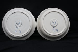 Niet of onleesbaar gesigneerd - Twee Prachtige Oud Hollandse Ronde Pap Borden met opstaande rand in Witte en Bla kopen? Bied vanaf 1!