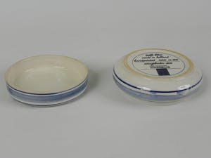 Niet of onleesbaar gesigneerd - Delfts blauw bakje / schaaltje / potje met deksel kopen? Bied vanaf 1!