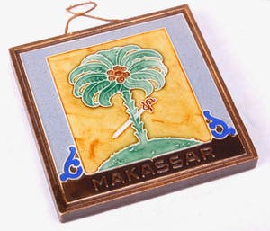 Faience- en Tegelfabriek Westraven - Cloisonné tegel voorstellende wapen van Makassar -1930's kopen? Bied vanaf 9!