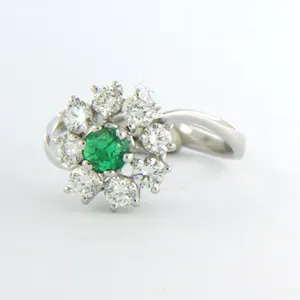 18k gouden entourage ring met centraal een smaragd en briljant geslepen diamant kopen? Bied vanaf 525!