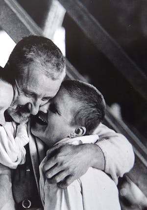 Nico Koster - Fotoportret Anton Heyboer met 2 partners. kopen? Bied vanaf 45!