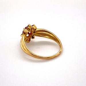 18kt gouden entourage ring met diamant en robijn  maat52,5 (16,75) 2,17gr kopen? Bied vanaf 240!