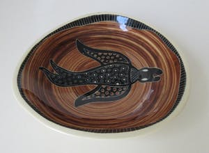 Niet of onleesbaar gesigneerd - Zeldzaam hand gedecoreerd schaaltje door George Pravda (Aus. Acteur) kopen? Bied vanaf 1!