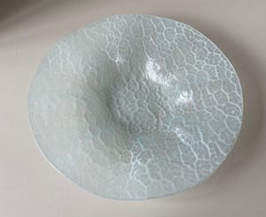 Niet of onleesbaar gesigneerd - Lichtblauwe en witte opaline glazen met witte glasdraden kopen? Bied vanaf 1!