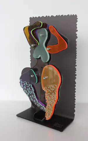 Ad van Hassel - Beeld van plexiglas in houten kistje, Buurvrouw (Cobart Pop Art) kopen? Bied vanaf 100!