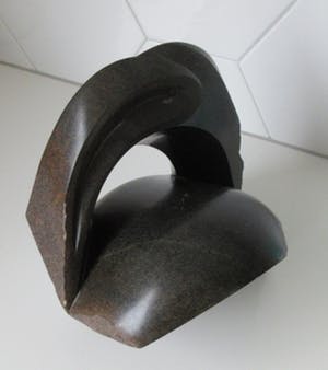 Niet of onleesbaar gesigneerd - Abstract massief natuurstenen sculptuur gesigneerd RS kopen? Bied vanaf 1!