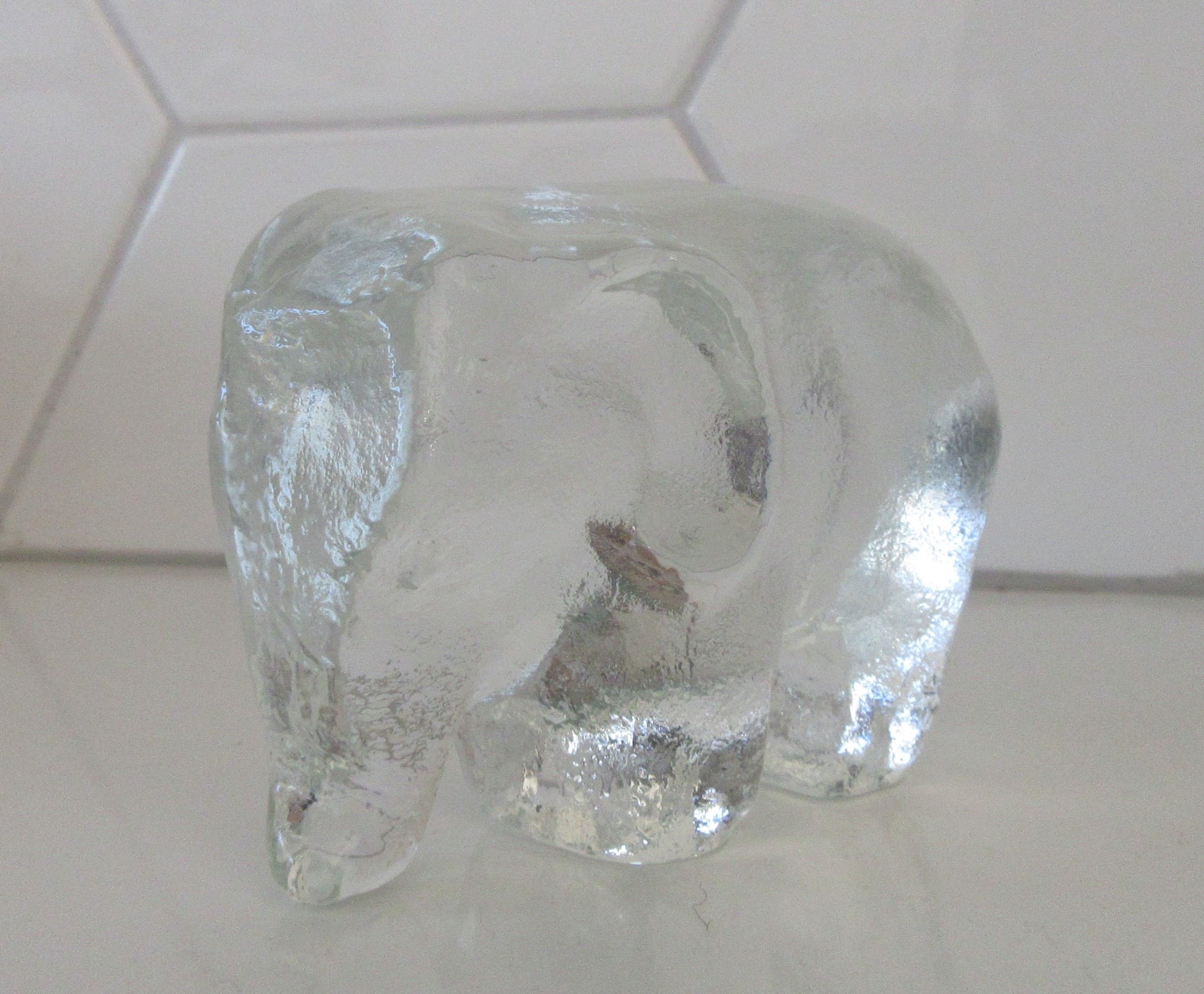 Niet of onleesbaar gesigneerd - Blank glazen presse papier Olifant kopen? Bied vanaf 1!