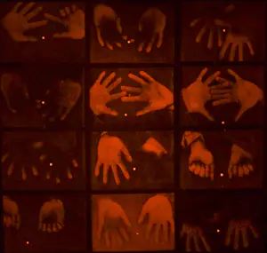 Ingrid Rekers - Lichtkast, Light between fingers (Groot) kopen? Bied vanaf 100!