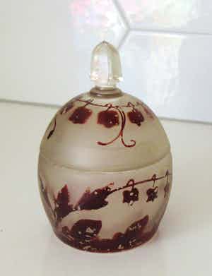 Niet of onleesbaar gesigneerd - Art nouveau Boheems hand beschilderd satine kristallen dekselpot verkocht voor € 10!