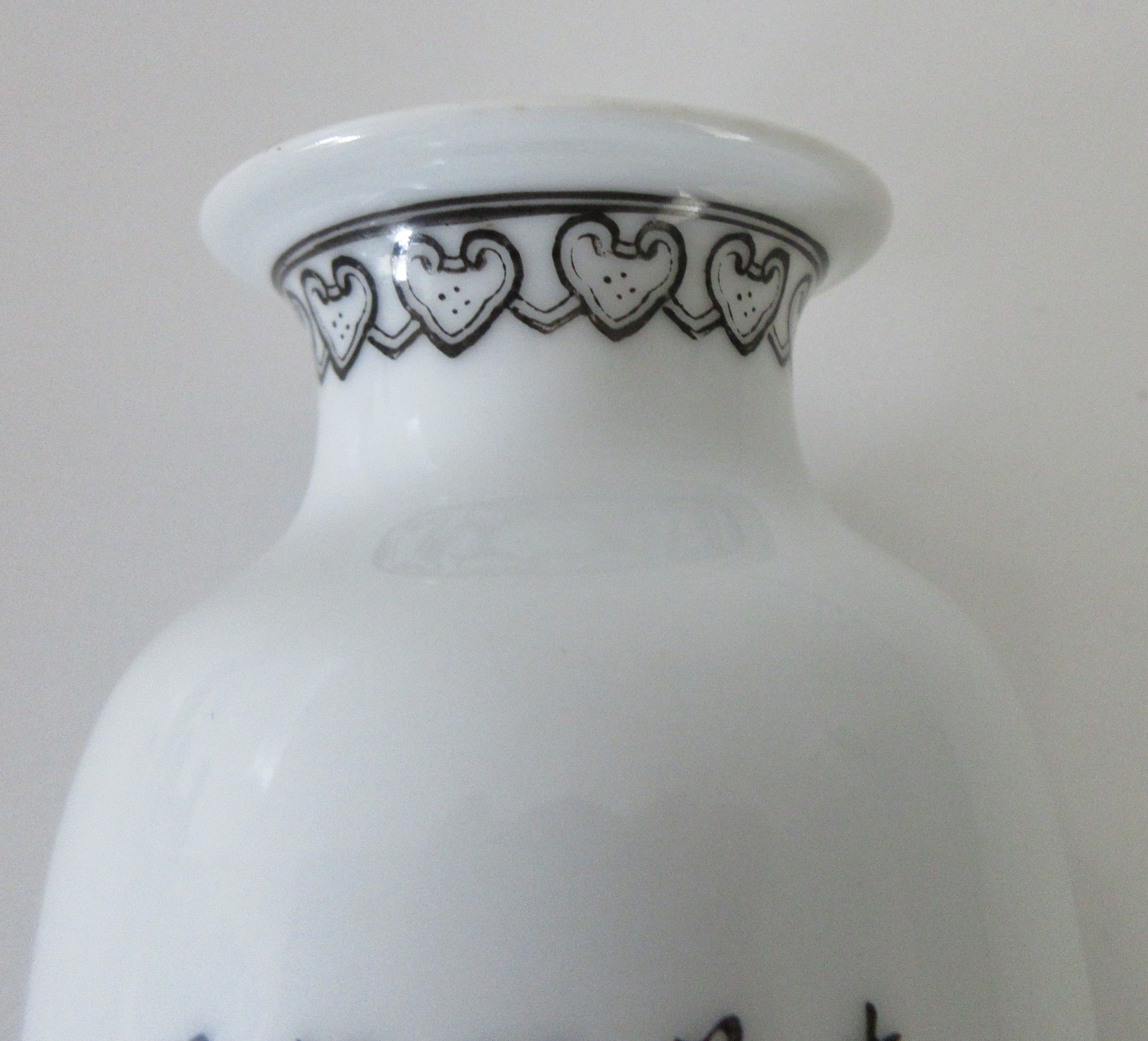 Niet of onleesbaar gesigneerd - Drie Chinese porseleinen Famille Rose vaasjes kopen? Bied vanaf 1!