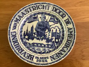 Firma Regout & Co - Bord ter gelegenheid van de bevrijding van Maastricht kaufen? Bieten Sie von 35!