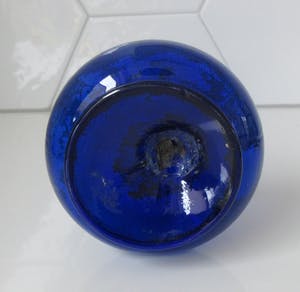 Niet of onleesbaar gesigneerd - Cobalt blauwe Boheems glazen kan en vaas kopen? Bied vanaf 10!