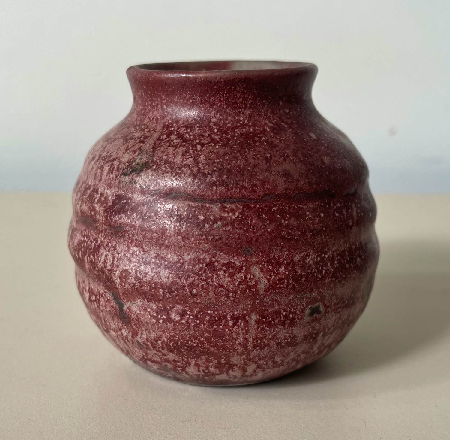 Mobach Keramiek - Rood ribbelvaasje verkocht voor € 25!