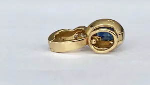 18 kt geelgouden clip hanger met saffier en diamanten kopen? Bied vanaf 380!