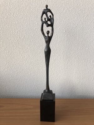 Corry Ammerlaan - Hoog slank beeld op sokkel - Titel " VROUW DRAAGT FAMILIE " kopen? Bied vanaf 45!