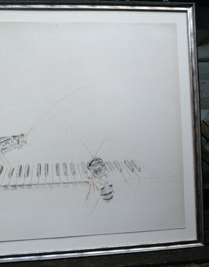 Corstiaan de Vries - (Kleur)potlood-tekening , Sprinkhaan en Bij op piano – ingelijst – 94 x 80 cm kopen? Bied vanaf 1!