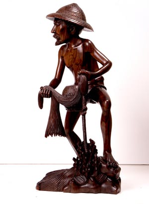 Niet of onleesbaar gesigneerd - Grote tropisch houten sculptuur - Visser met net - Djati hout - Fillipijnen kopen? Bied vanaf 1!