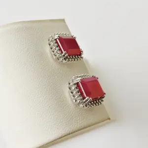 AcheterOorbellen met robijn en diamant? Enchérissez de 1400!