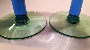 Niet of onleesbaar gesigneerd - Twee design glazen kaarsenhouders blauw met groene voet kopen? Bied vanaf 1!