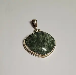 Nieuwe prachtige groen-zilveren gelaagde serafiniet hanger in zilver. kopen? Bied vanaf 75!